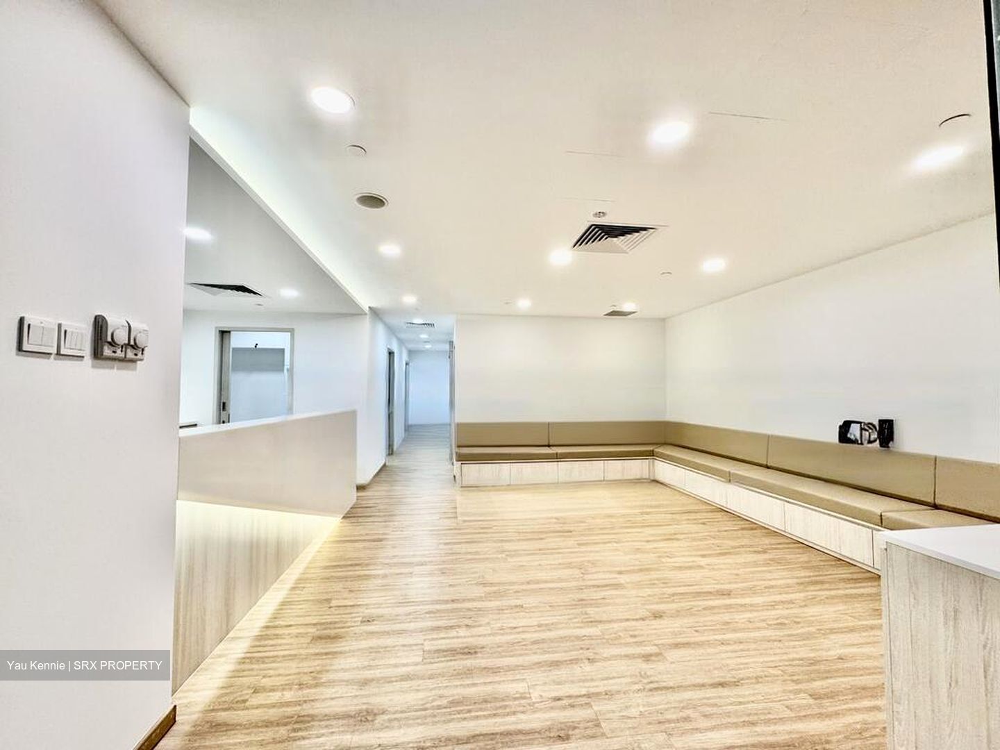 Mount Elizabeth Hospital (D9), Retail #483374721